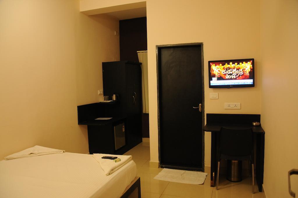 Hotel Sri Krishna Residency Udupi Szoba fotó