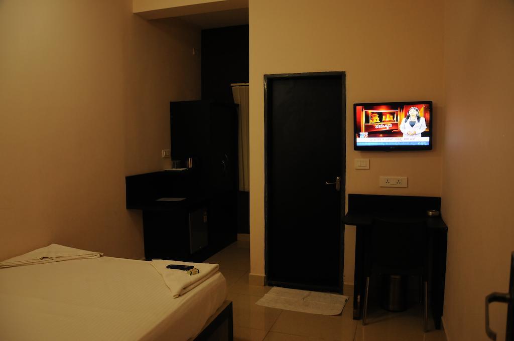 Hotel Sri Krishna Residency Udupi Szoba fotó