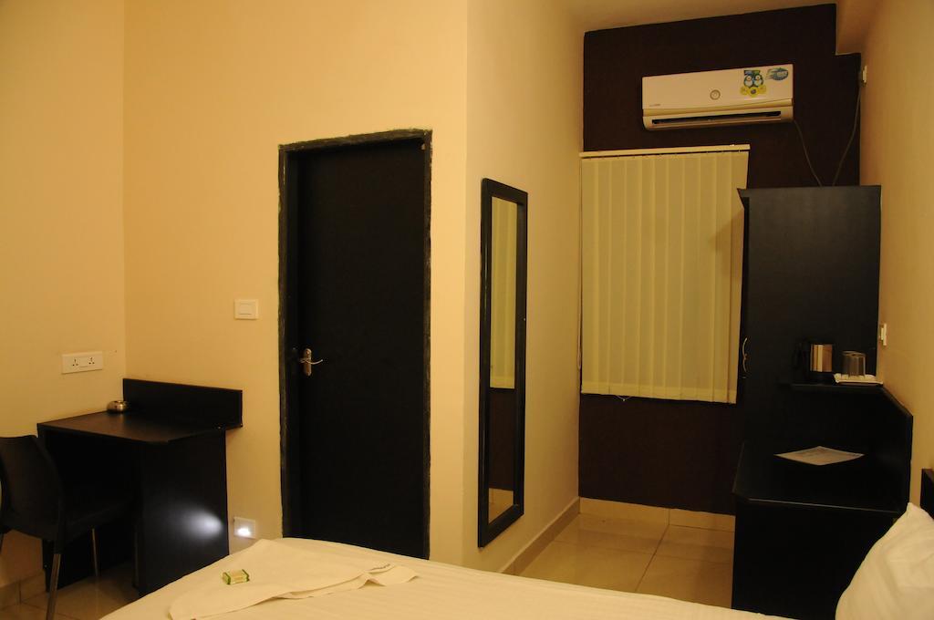 Hotel Sri Krishna Residency Udupi Szoba fotó